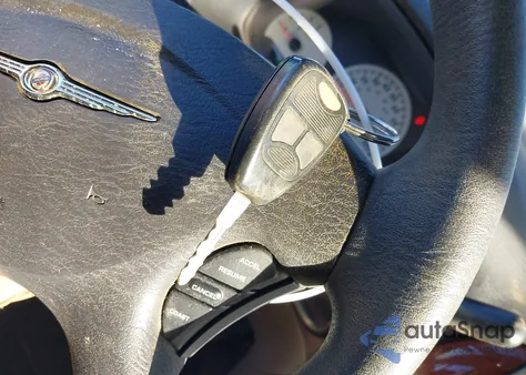 2006 Chrysler Town & Country from USA, damaged, VIN 1A4GP45RX6B540777